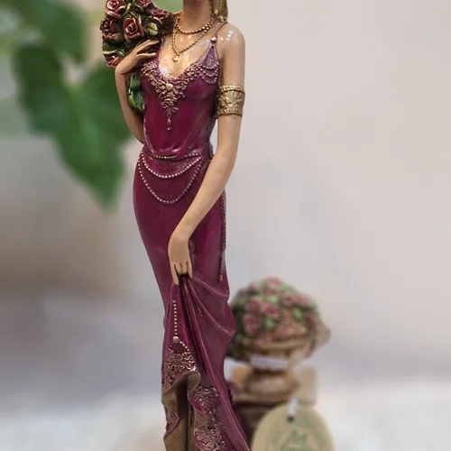 مجسمه دختر انگلیسی ایستاده سرخابی