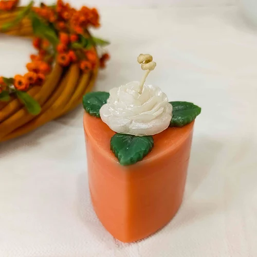 شمع مینیمال استوانه مثلثی تزئین شده