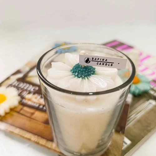 شمع لیوانی با گل بابونه