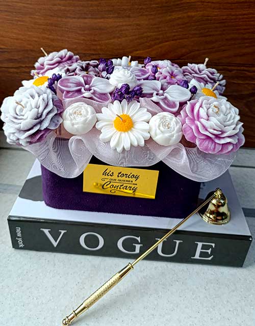 باکس گل شمعی با گلها و تم بنفش رنگ